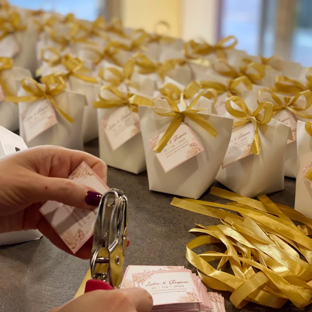 Perforación a mano de las tarjetas personalizadas para los detalles de eventos