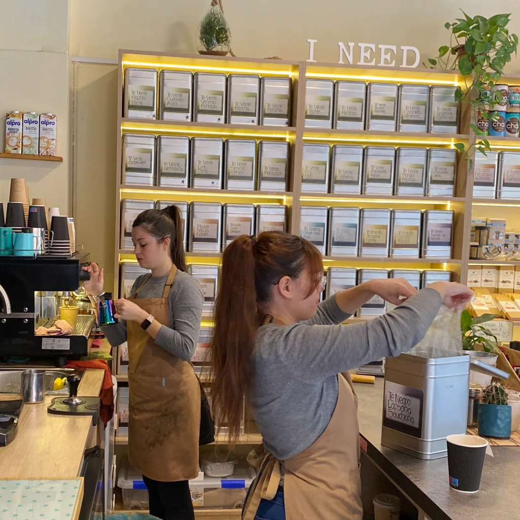 El equipo de I Need Tea preparando café y té en la tienda de Granada