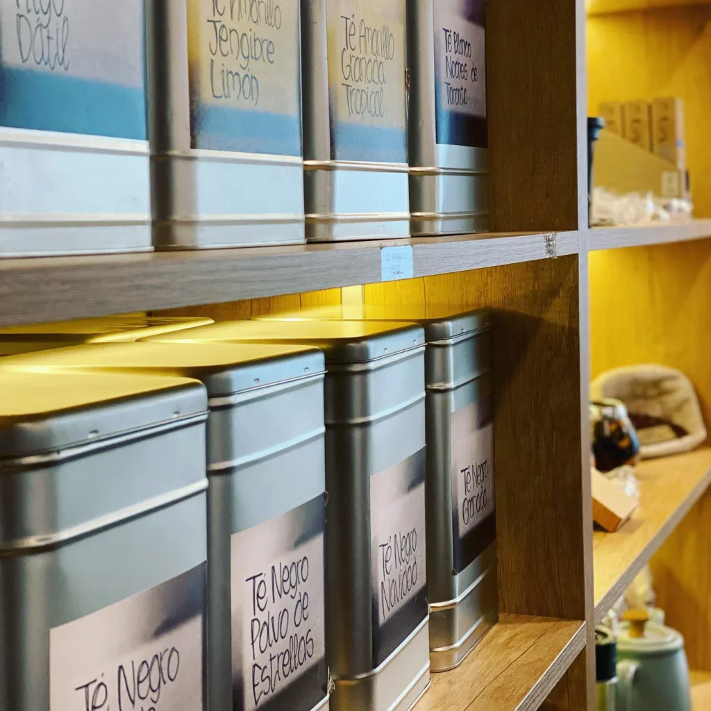 Latas de té e infusiones en las estanterías de I Need Tea