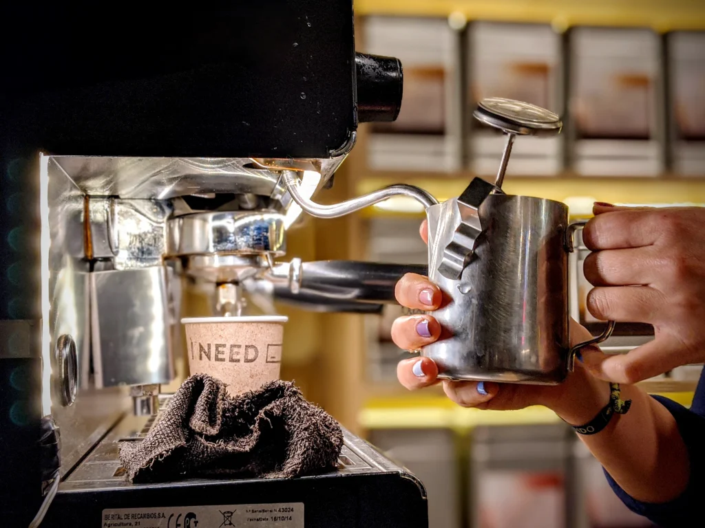 Preparación de café en la máquina de la tienda