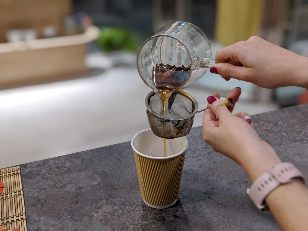 Preparación de una taza de té para llevar