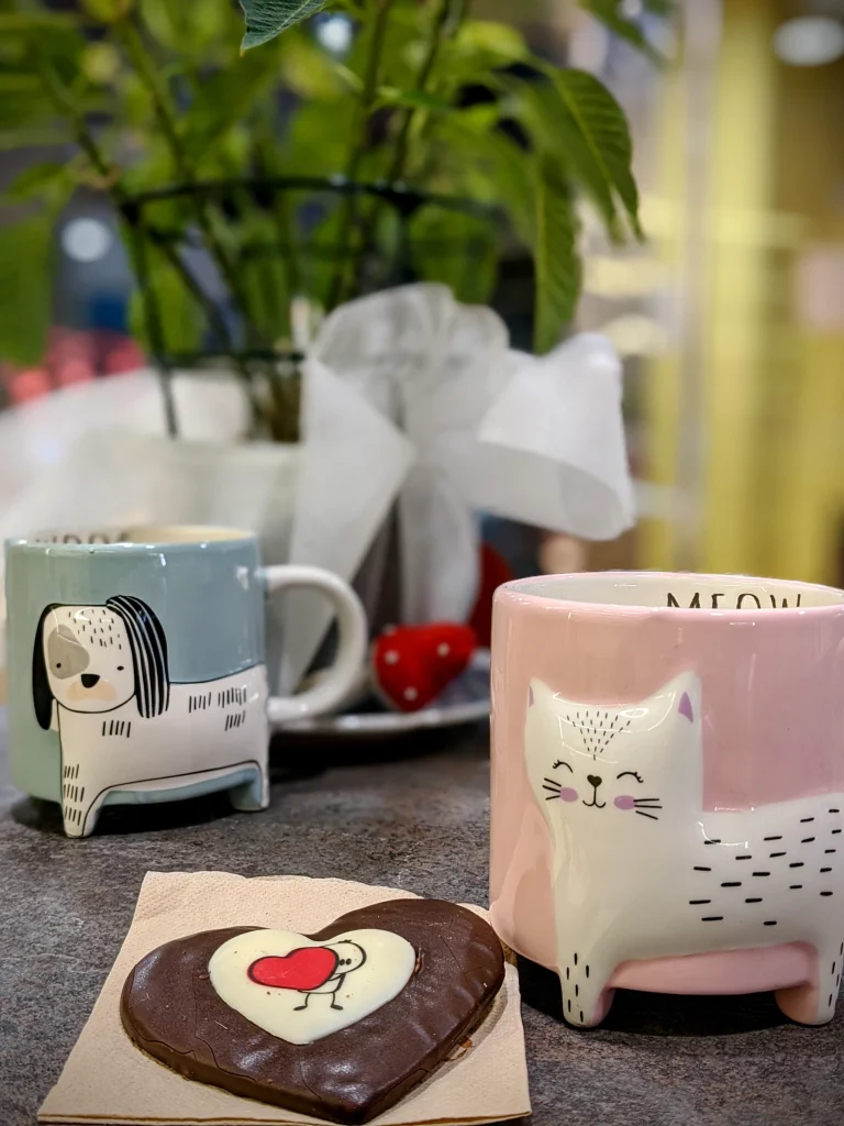 Tazas y pequeños detalles disponibles en la tienda