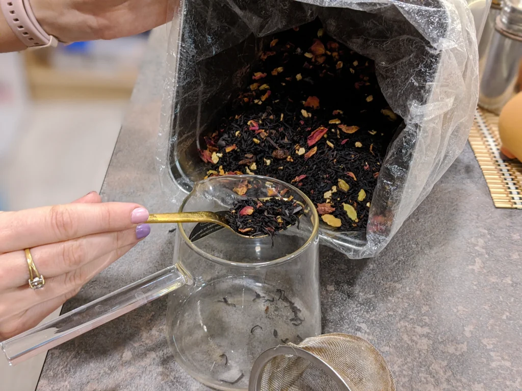 Preparación de té a granel en la tienda