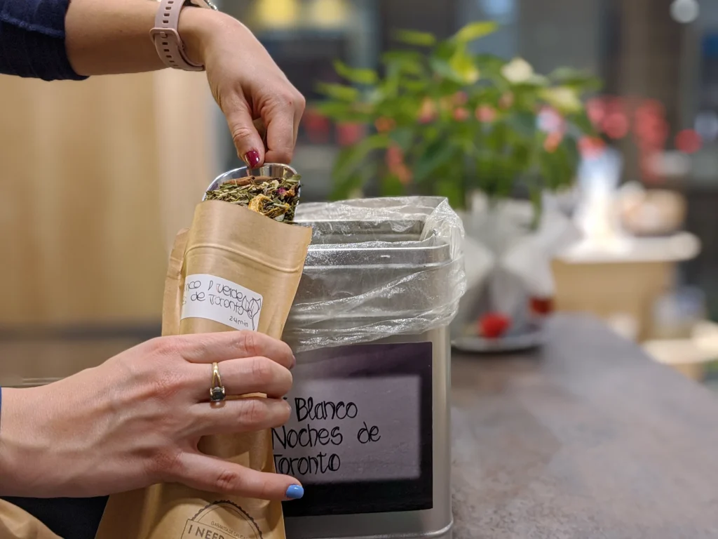Té servido a granel en su bolsa